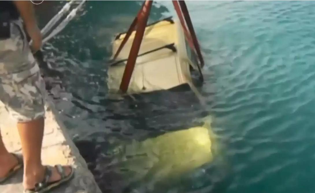 Έπεσε στη θάλασσα μαζί με το ΙΧ από τον καταπέλτη πλοίου