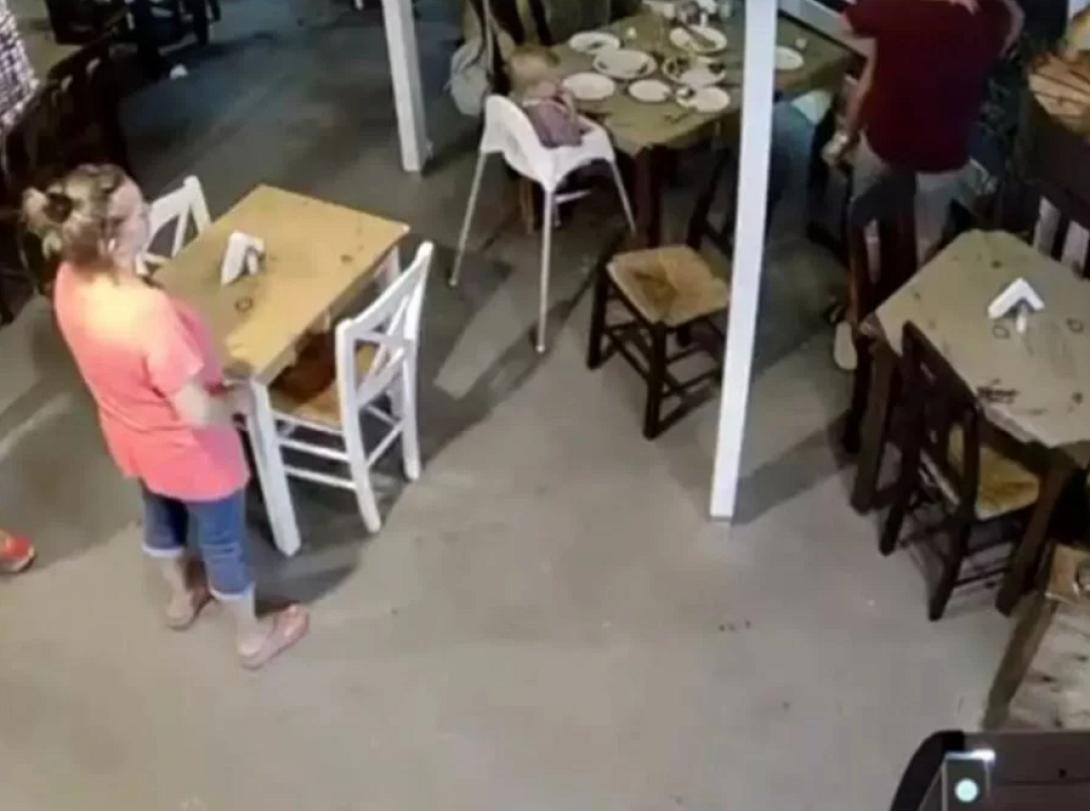 Θαμώνας ταβέρνας σώζει κοριτσάκι από πνιγμό