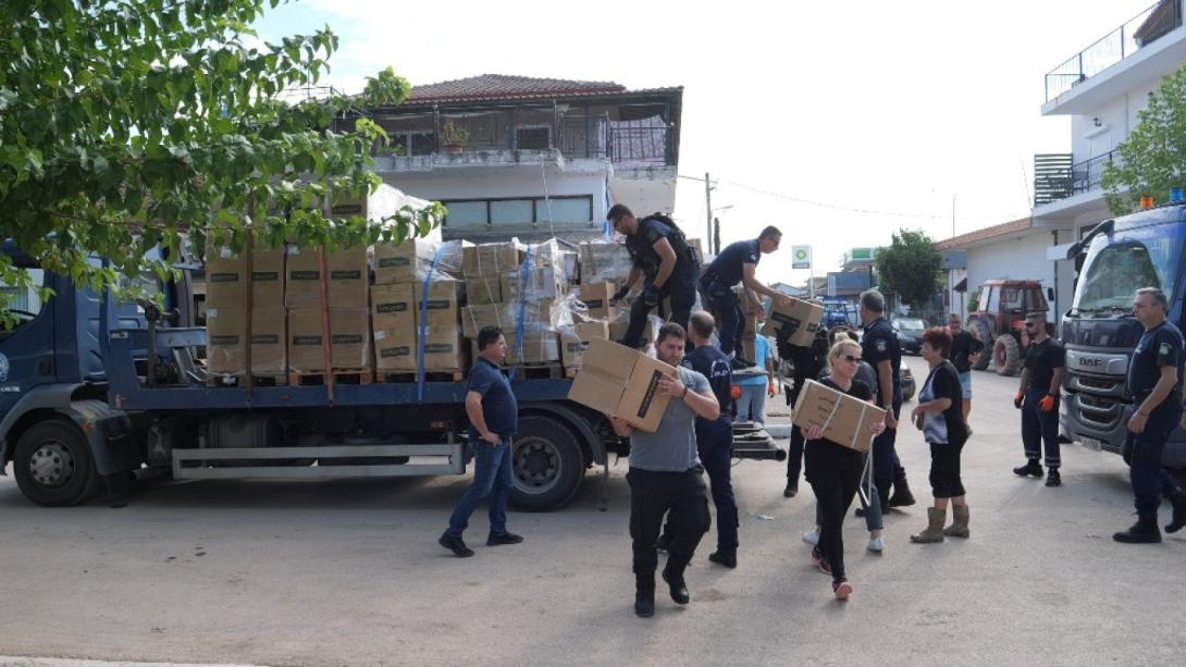 Υπουργείο Υγείας και ΕΛ.ΑΣ. μοιράζουν εξοπλισμό προστασίας στους κατοίκους