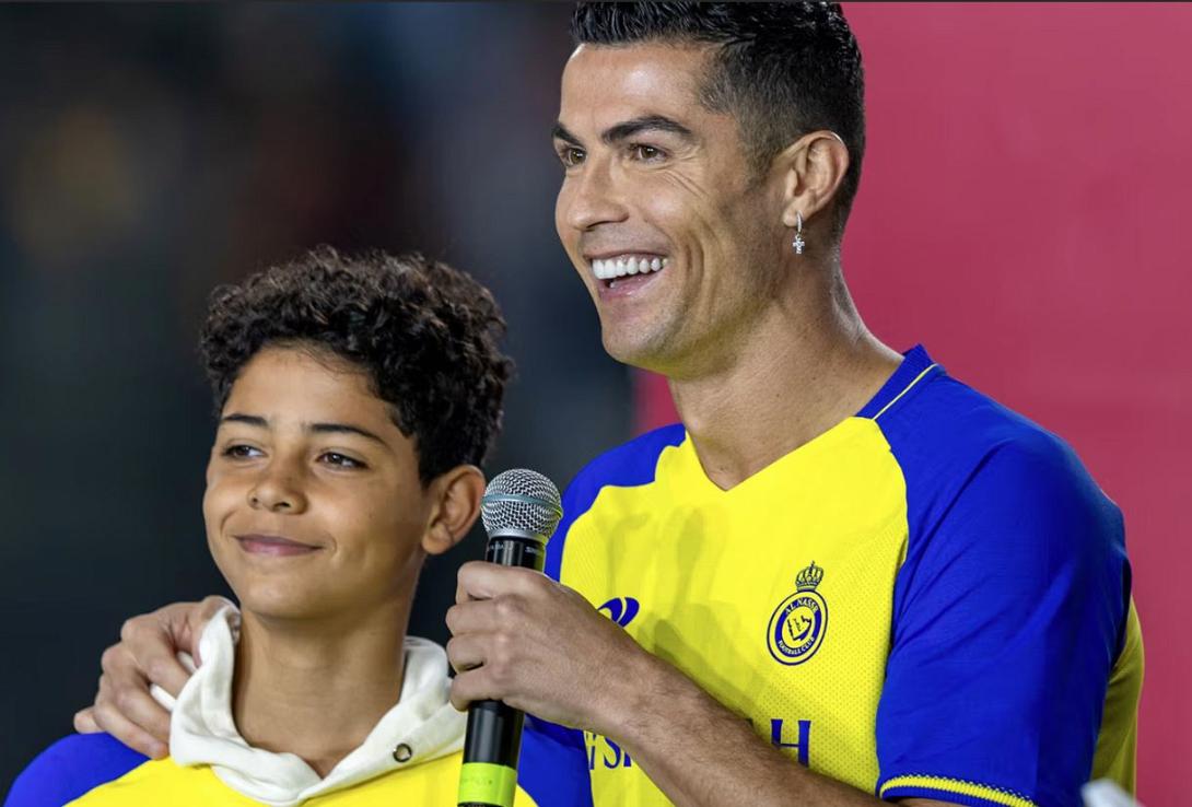 Ο ΡΟΝΑΛΝΤΟ ΜΕ ΤΟ ΓΙΟ ΤΟΥ