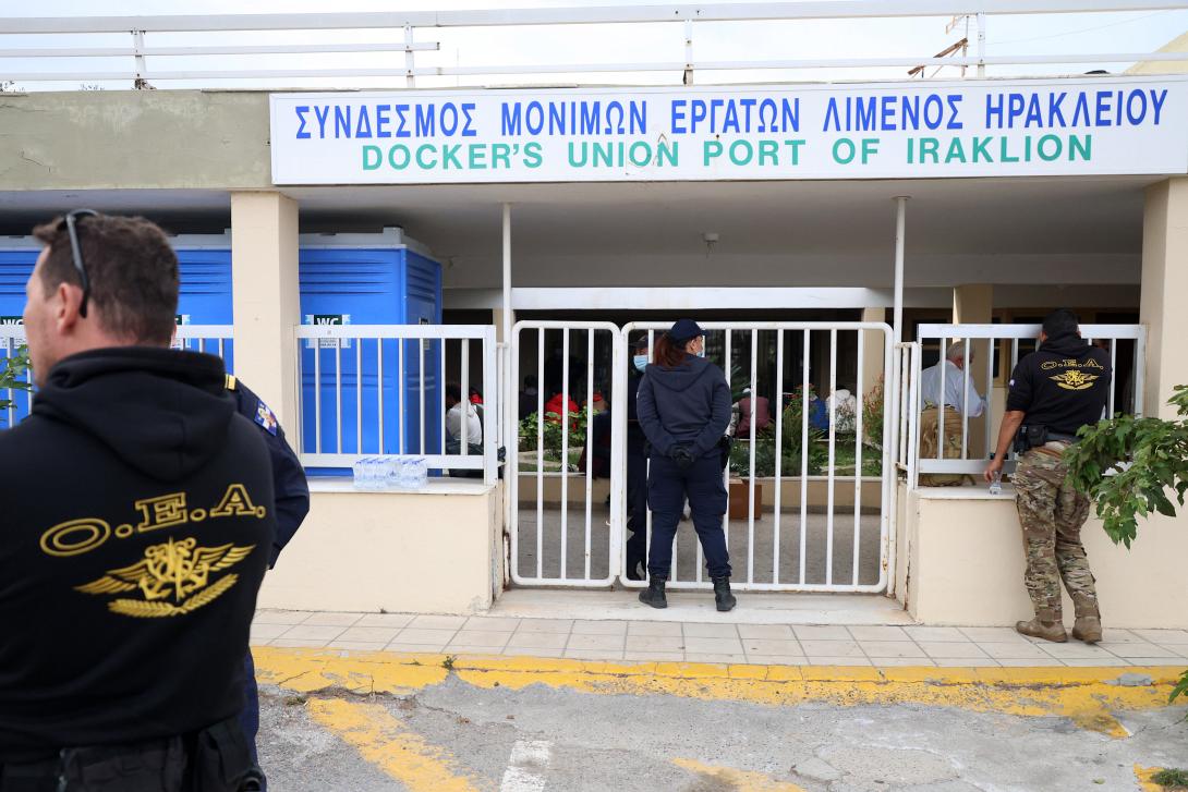 μεταναστες - λιμανι