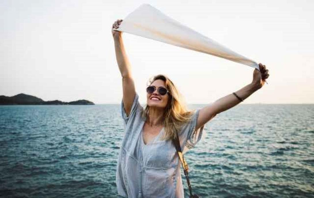 γυναίκα χαρούμενη