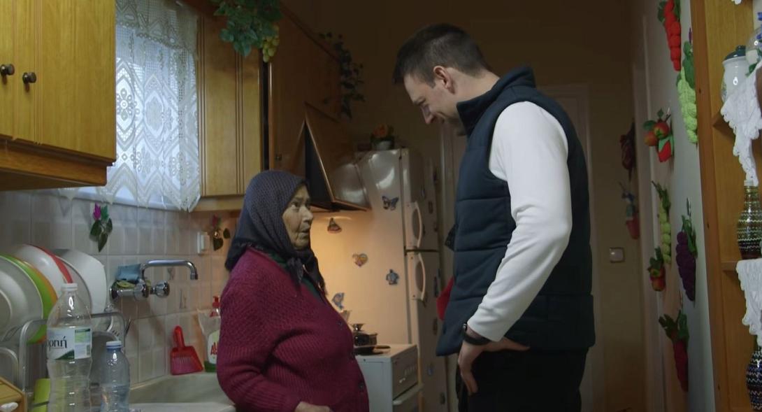 Η συνάντηση του Στέφανου Κασσελάκη με τη γιαγιά που δώρισε ασθενοφόρο στο ΕΚΑΒ