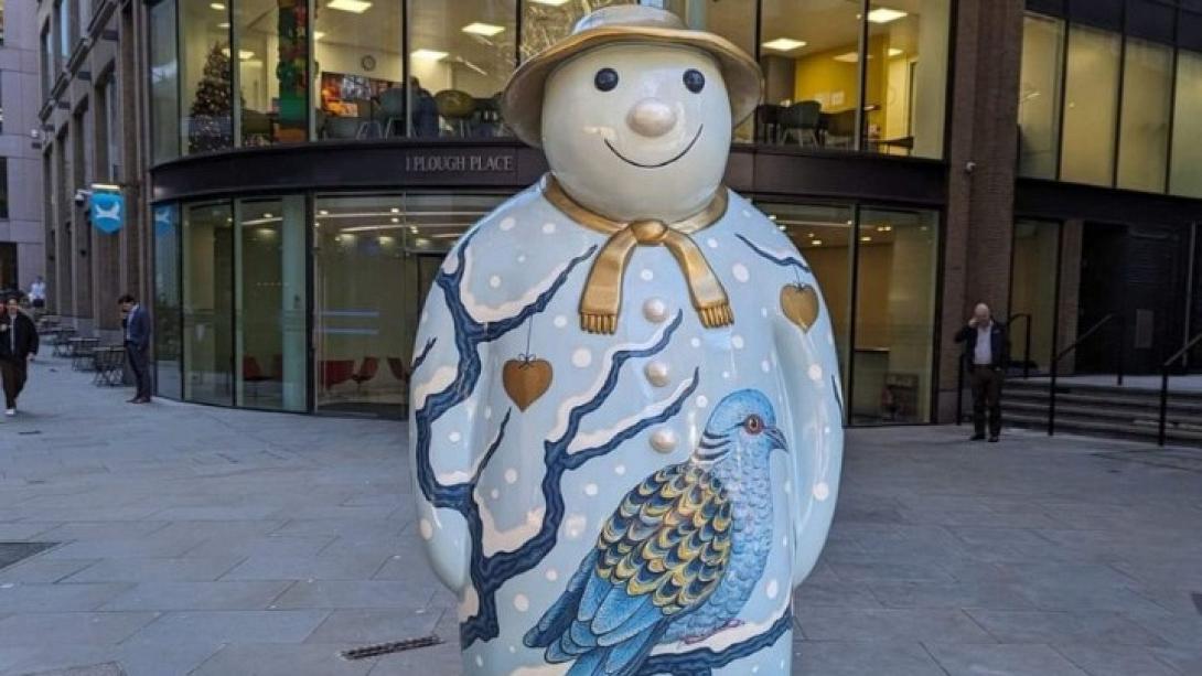 Επιβλητικοί Χιονάνθρωποι συναντούν τα Χριστούγεννα στο Λονδίνο
