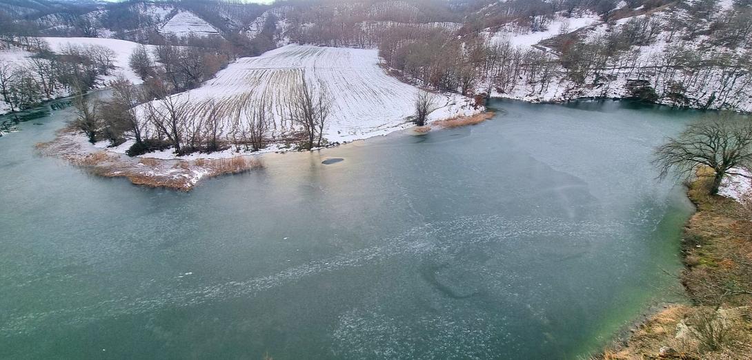 παγωμένη λιμνη Αηδονια