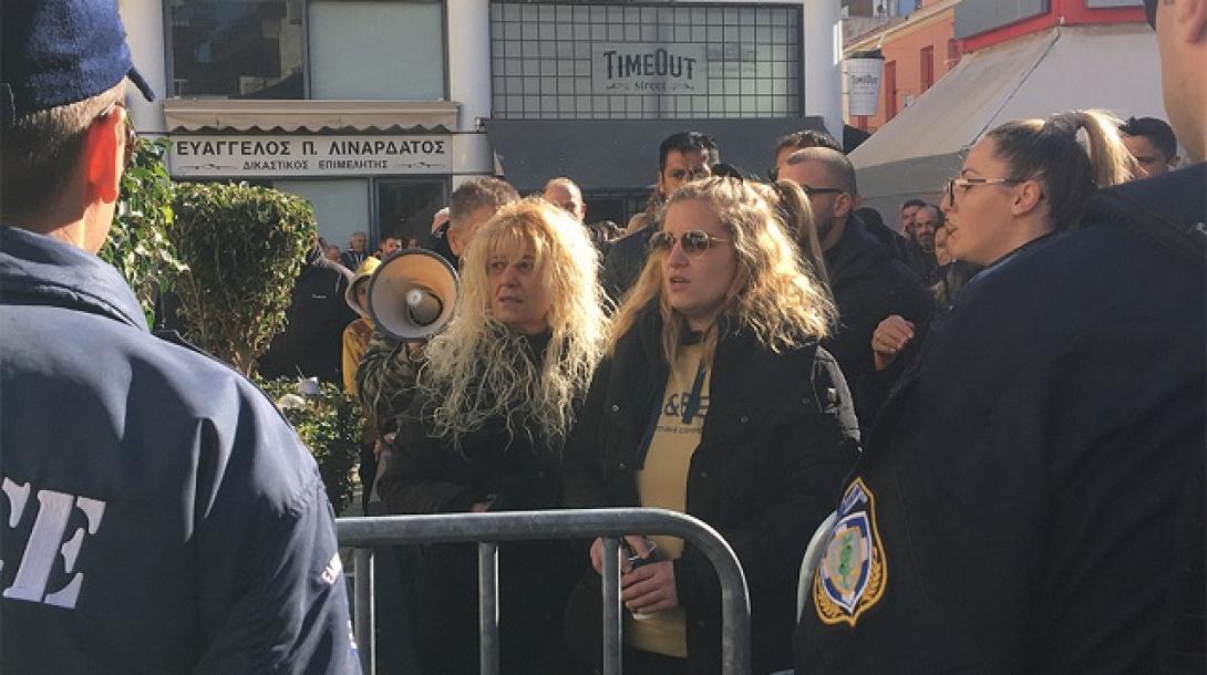 δικαστήρια συγγενής Μπάμπη