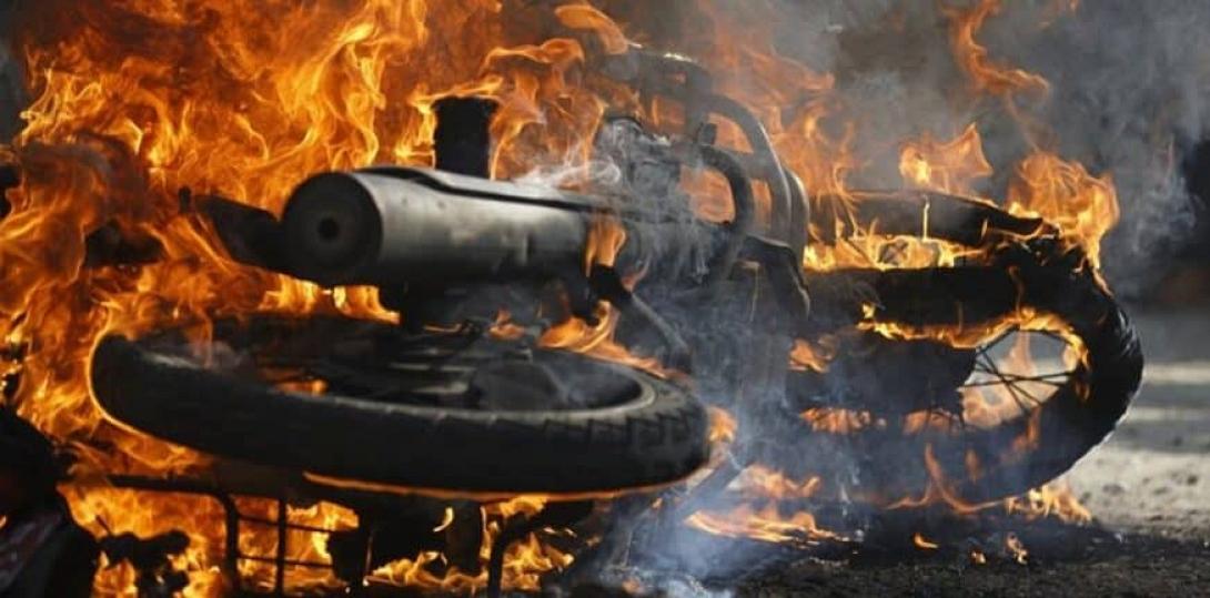 Φωτιά σε μηχανάκι