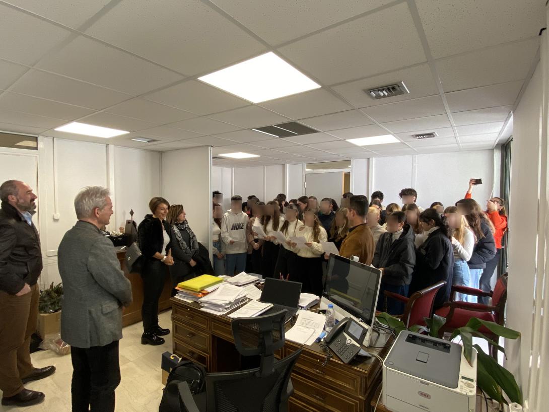 Μουσικές ευχές στον Δήμαρχο Ηρακλείου Αλέξη Καλοκαιρινό από την χορωδία του 4ου ΓΕΛ