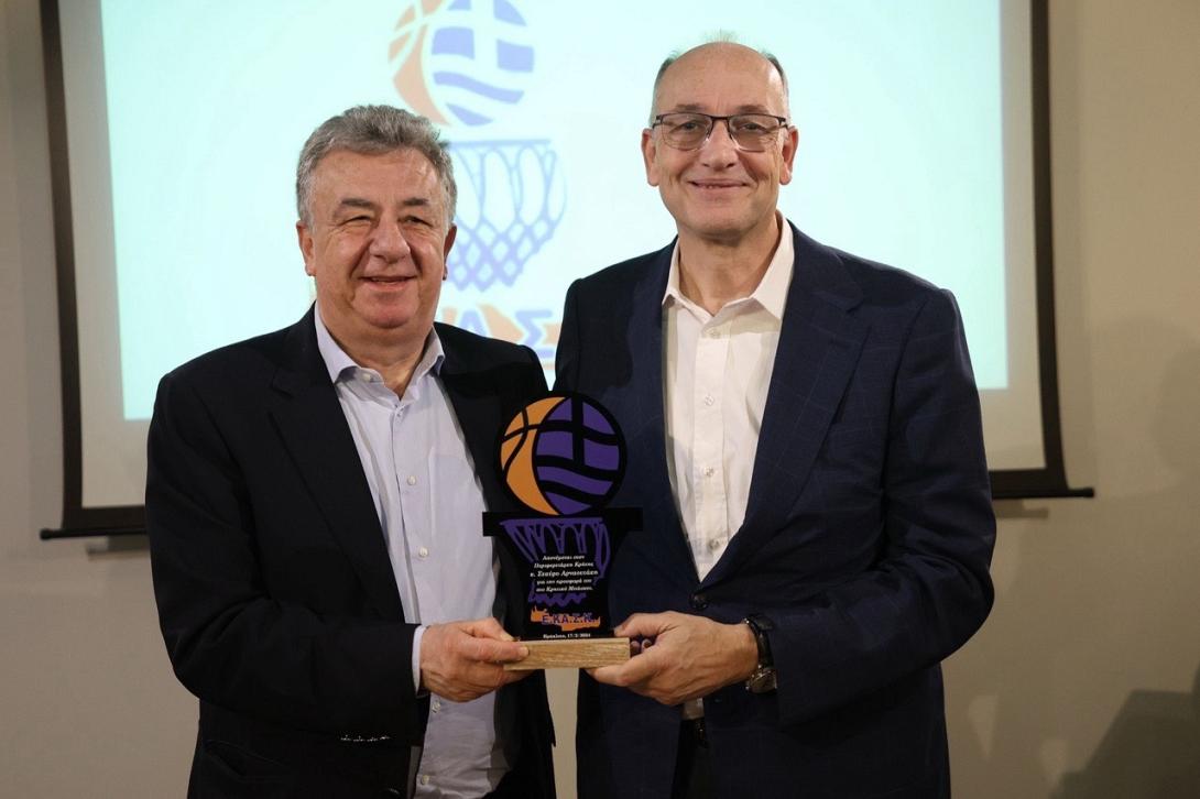 αρναουτάκης βράβευση