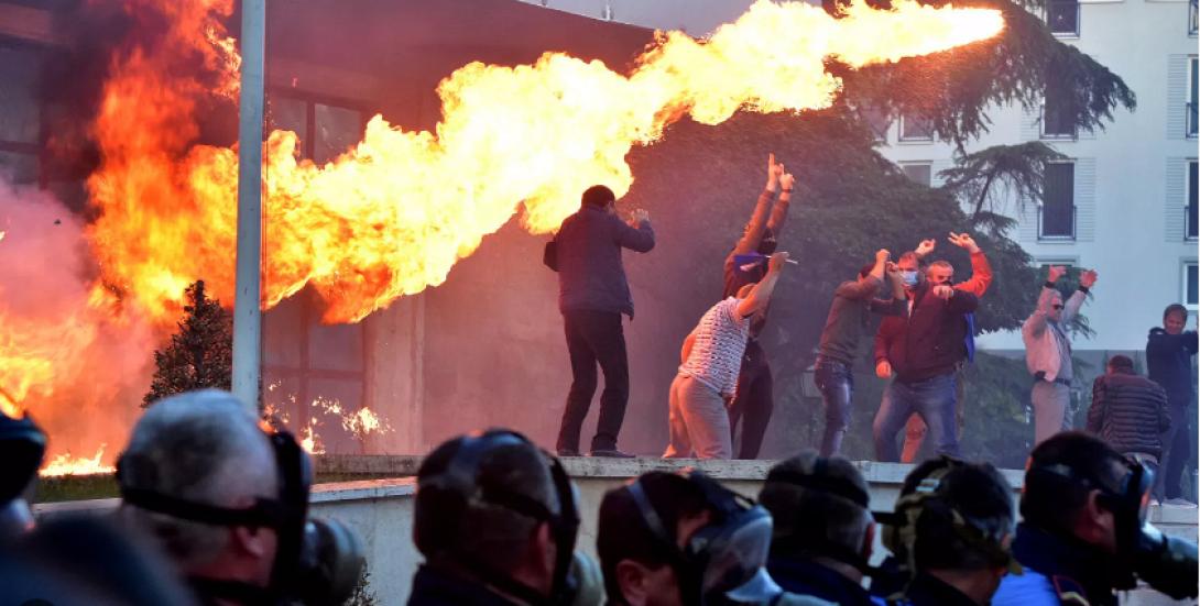 Στους δρόμους χιλιάδες Αλβανοί
