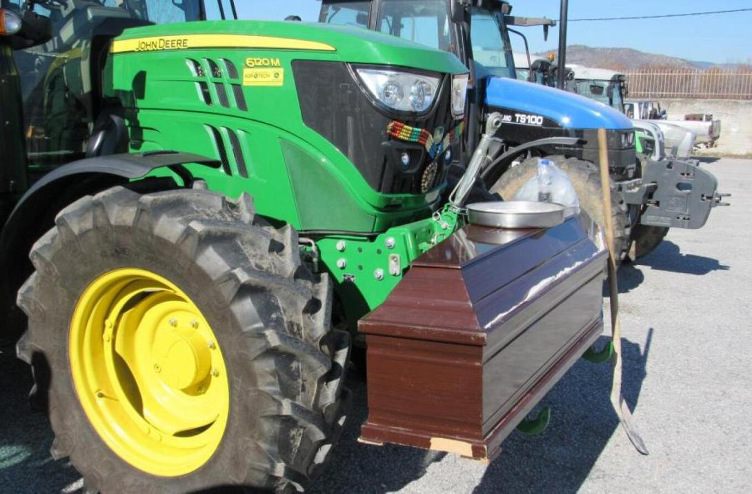 φέρετρο αγρότες