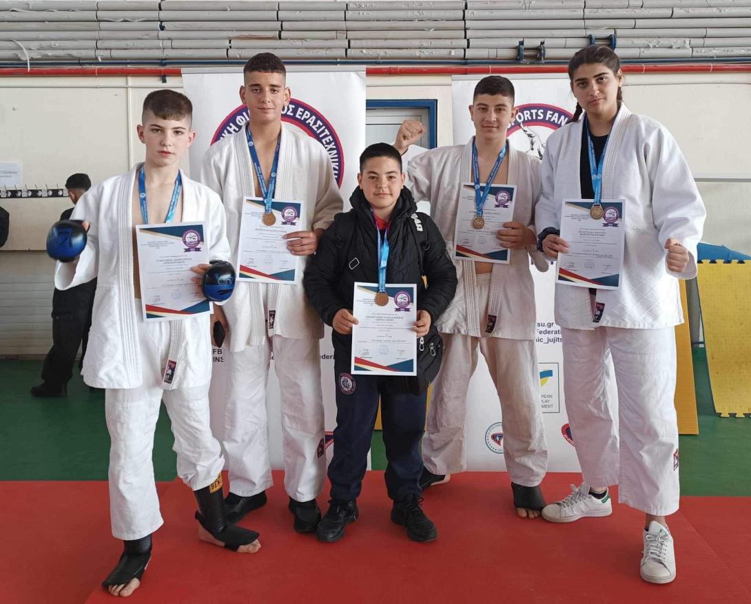 ΛΥΚΟΙ ΜΕΓΑΛΗΣ ΒΡΥΣΗΣ