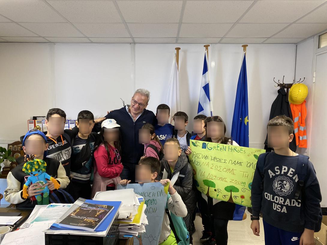 Γέμισε με «Πράσινους Ήρωες» το γραφείο του Δημάρχου Αλέξη Καλοκαιρινού