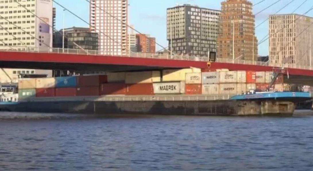 πλοιο σε γεφυρα