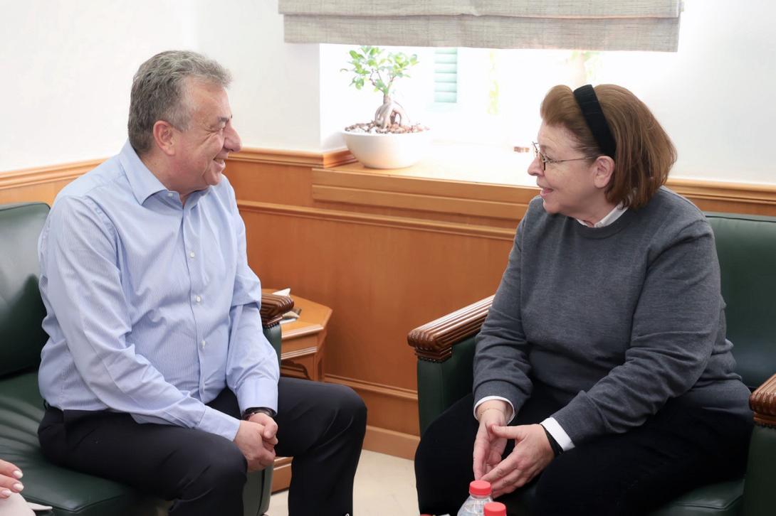 αρναουτάκης μενδώνη