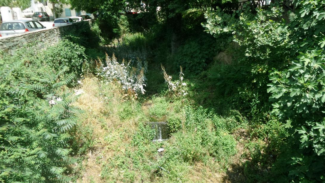 ακαθάριστα οικόπεδα