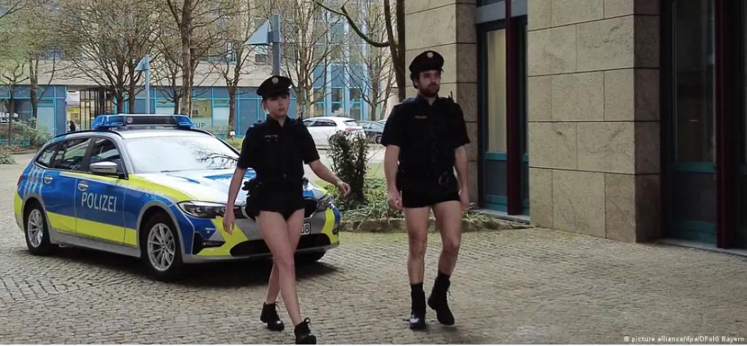 Οι αστυνομικοί “πέταξαν” τα παντελόνια για να διαμαρτυρηθούν