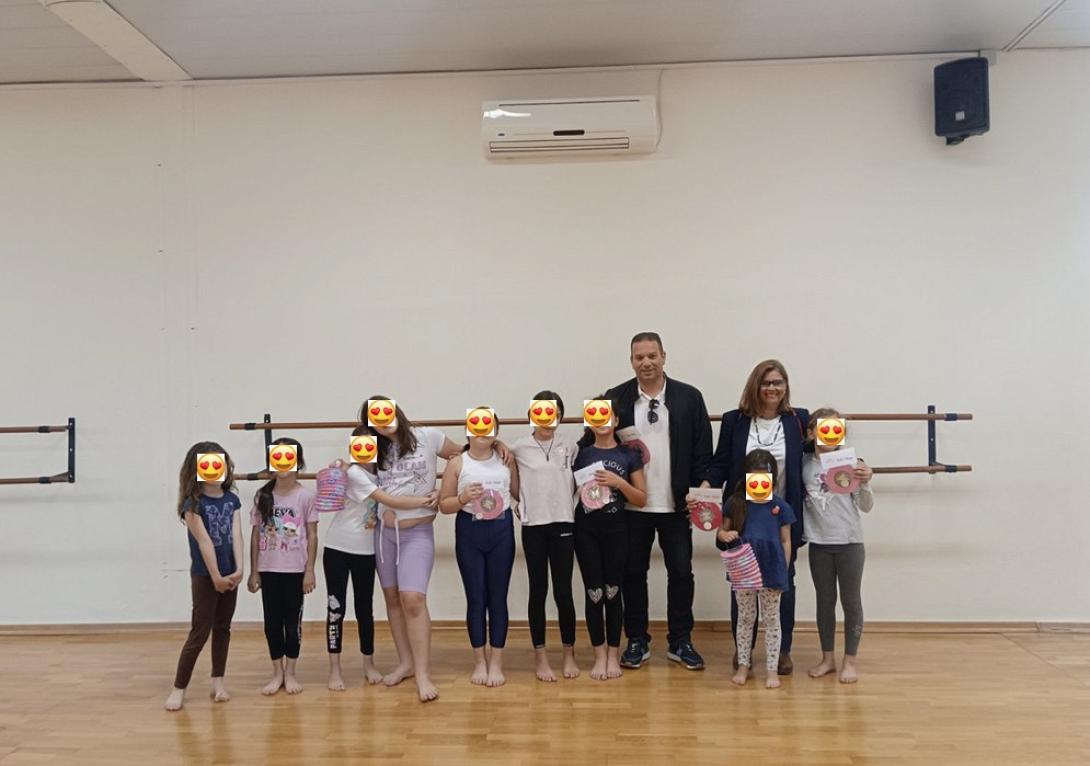 Πασχαλινές ευχές και δώρα στους μικρούς αθλητές του Δημοτικού Κολυμβητηρίου