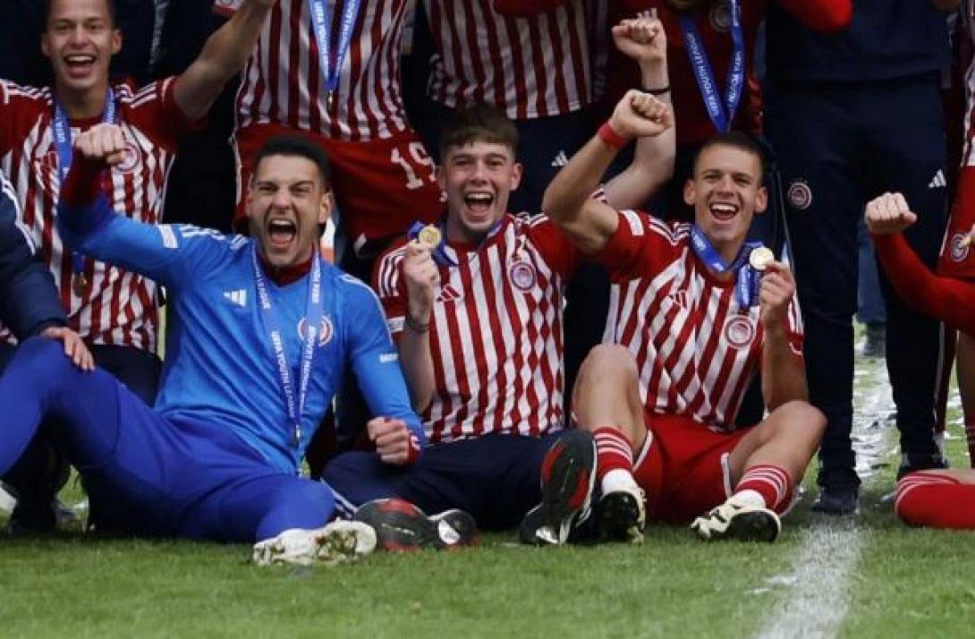 Ο Ρολάκης στη μέση πανηγυρίζει