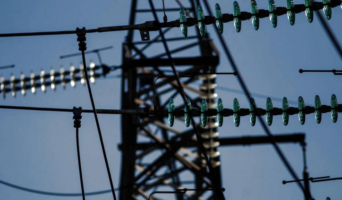 στύλος ΔΕΗ - καλώδια