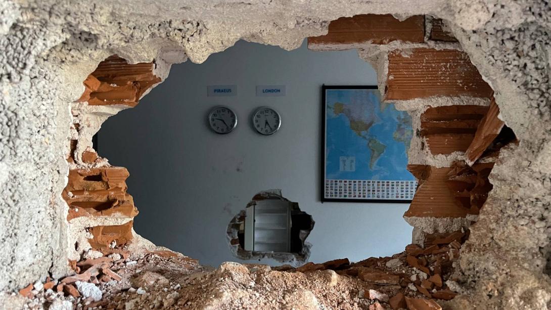 Πειραιάς - τρύπα στον τοίχο