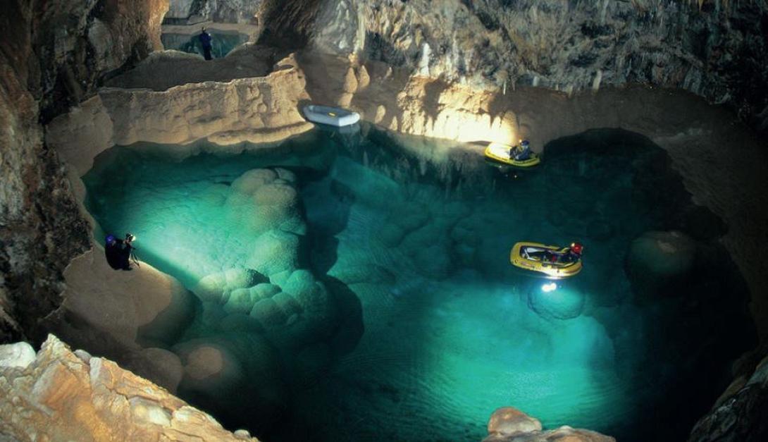 Σπηλαιο των Λιμνών