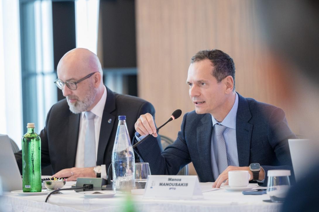 μανουσακης αδμηε