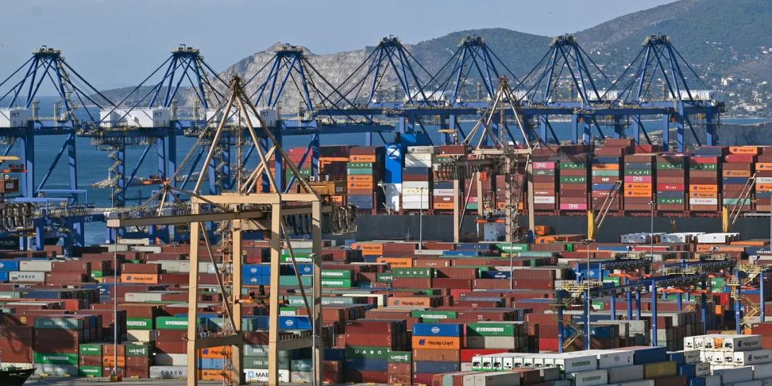 εμπορικά πλοία Πειραιάς