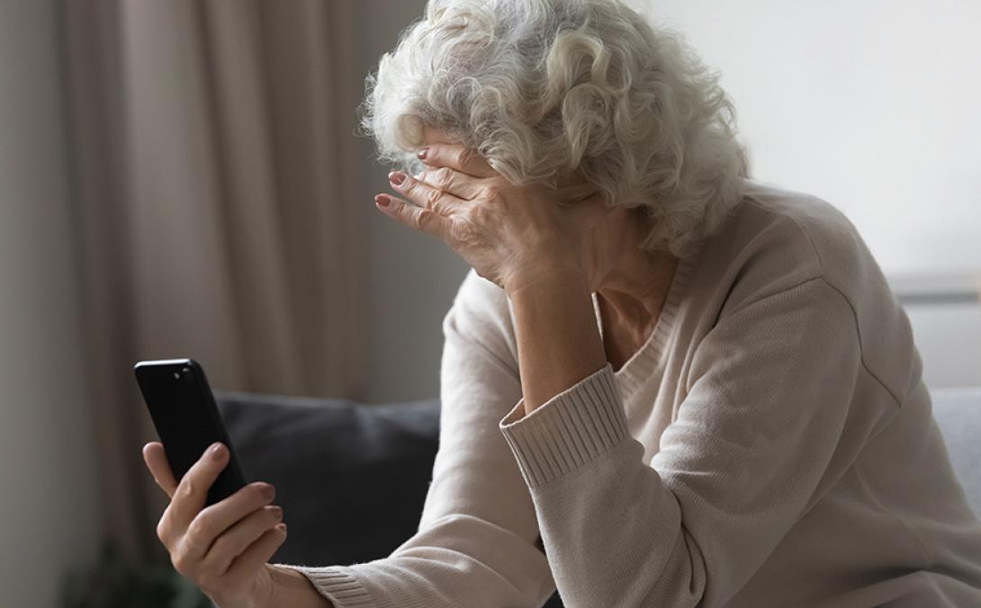 γυναίκα - απόγνωση - τηλεφωνική απάτη