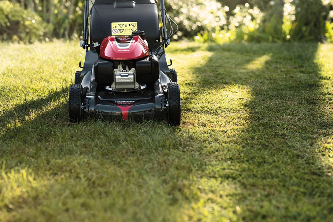 μηχανή γκαζόν