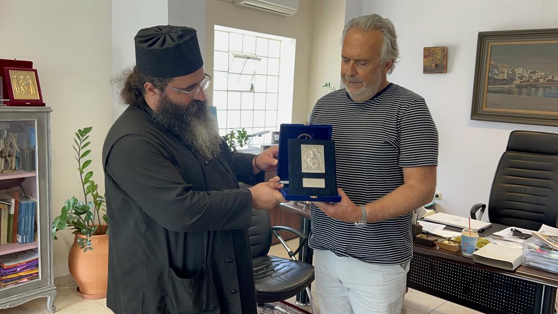 Παράδοση τιμητικής πλακέτας στον Δήμαρχο, από την Ιερά Μονή Τοπλού
