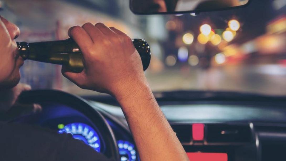 Οδήγηση - τιμόνι - αλκοόλ - μεθυσμένος οδηγός 