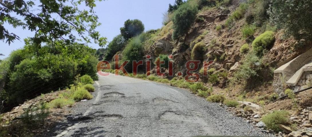 Το τσιμέντο σε πολλά σημεία έχει φύγει, ενώ οι ...κρατήρες απειλούν τους διερχόμενους οδηγούς.