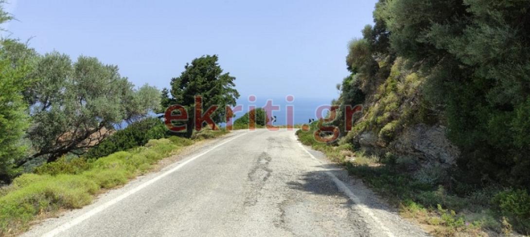 Βομβαρδισμένο τοπίο θυμίζει ο δρόμος από την Αγία Πελαγία προς την Αχλάδα.