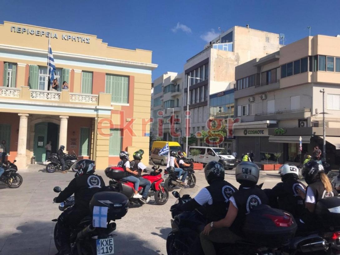 Η ομάδα των Κυπρίων μοτοσικλετιστών στην Πλατεία Ελευθερίας.