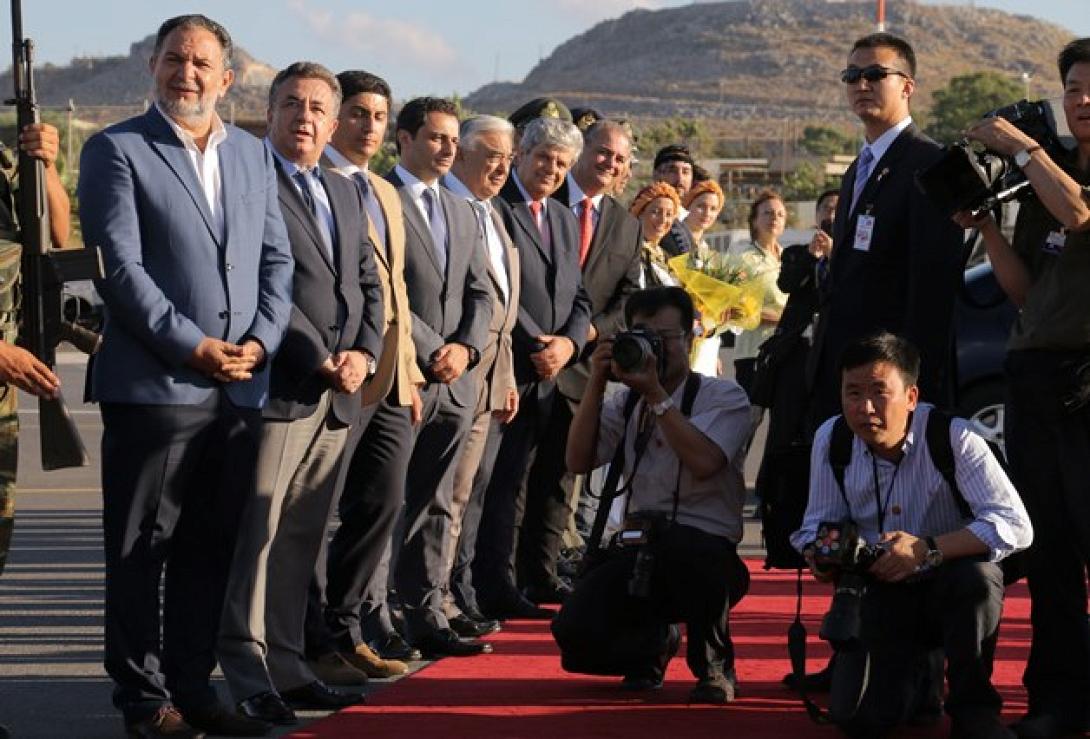 Τα χαμόγελα,τα πολιτικά κους - κους και η Όλγα που έκλεψε την παράσταση στο αεροδρόμιο (φωτογραφίες)