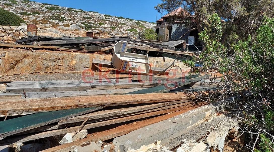 Ξύλα και ένα παλιός...τηλεφωνικός θάλαμος