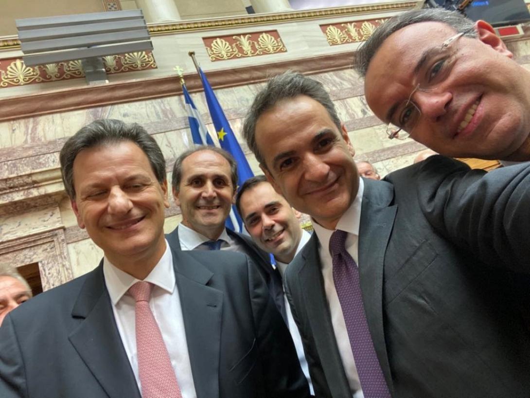 Ο πρωθυπουργός μαζί με τους κυρίους Σταϊκούρα, Σκυλακάκη