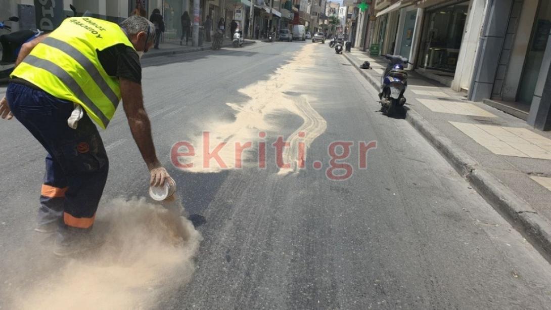 Συνεργείο του Δήμου ρίχνει πριονίδι