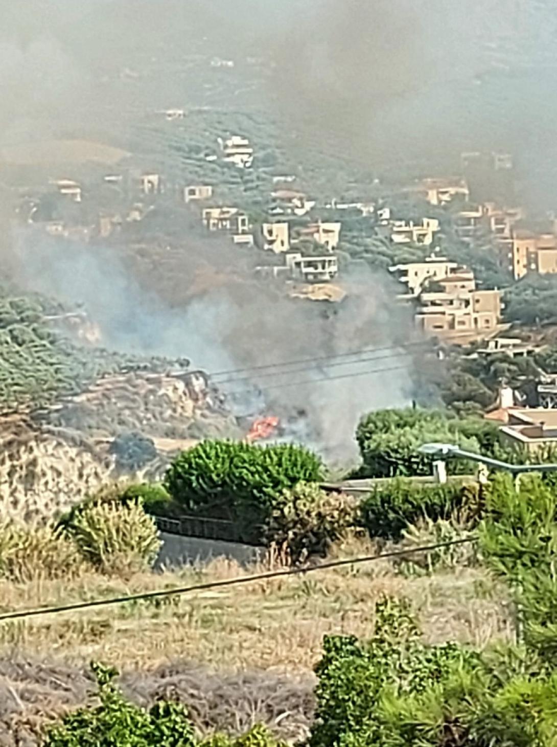 Η φωτιά σε εξέλιξη. (Φωτογραφία από τη σελίδα του fb ΜΕΤΕΩΚΡΗΤΕΣ)