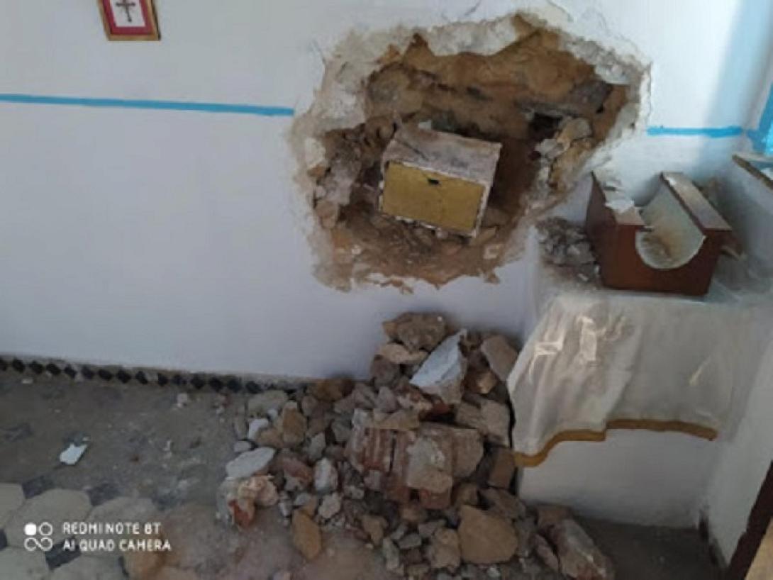 Οι κασμάδες που χρησιμοποιήθηκαν, έκαναν μια χαρά τη δουλειά τους και κατέστρεψαν μέρος του τοίχου, του εμβληματικού για την περιοχή ναϊσκου" 