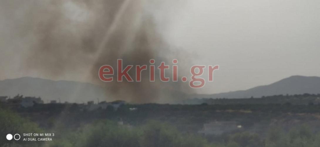 Η φωτιά καίει ανεξέλεγκτα.