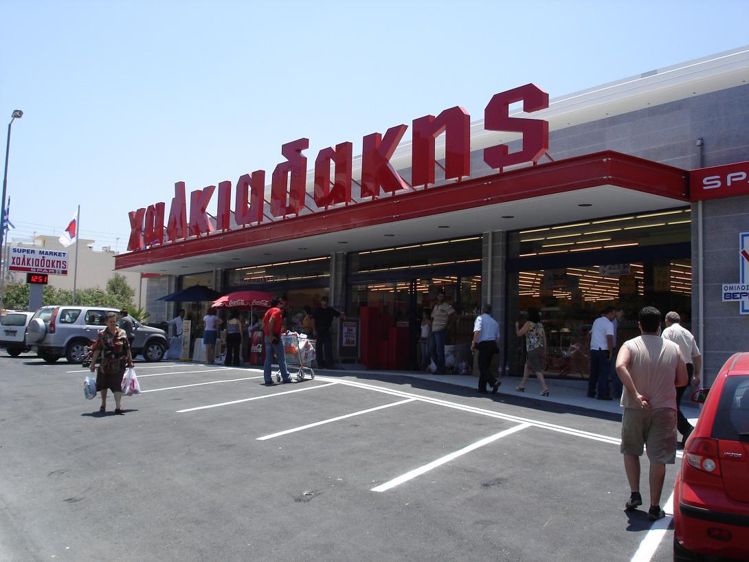 Σφοδρές ριπές ανέμων «χτύπησαν» νταλίκα και την έστειλαν εκτός δρόμου! .jpg