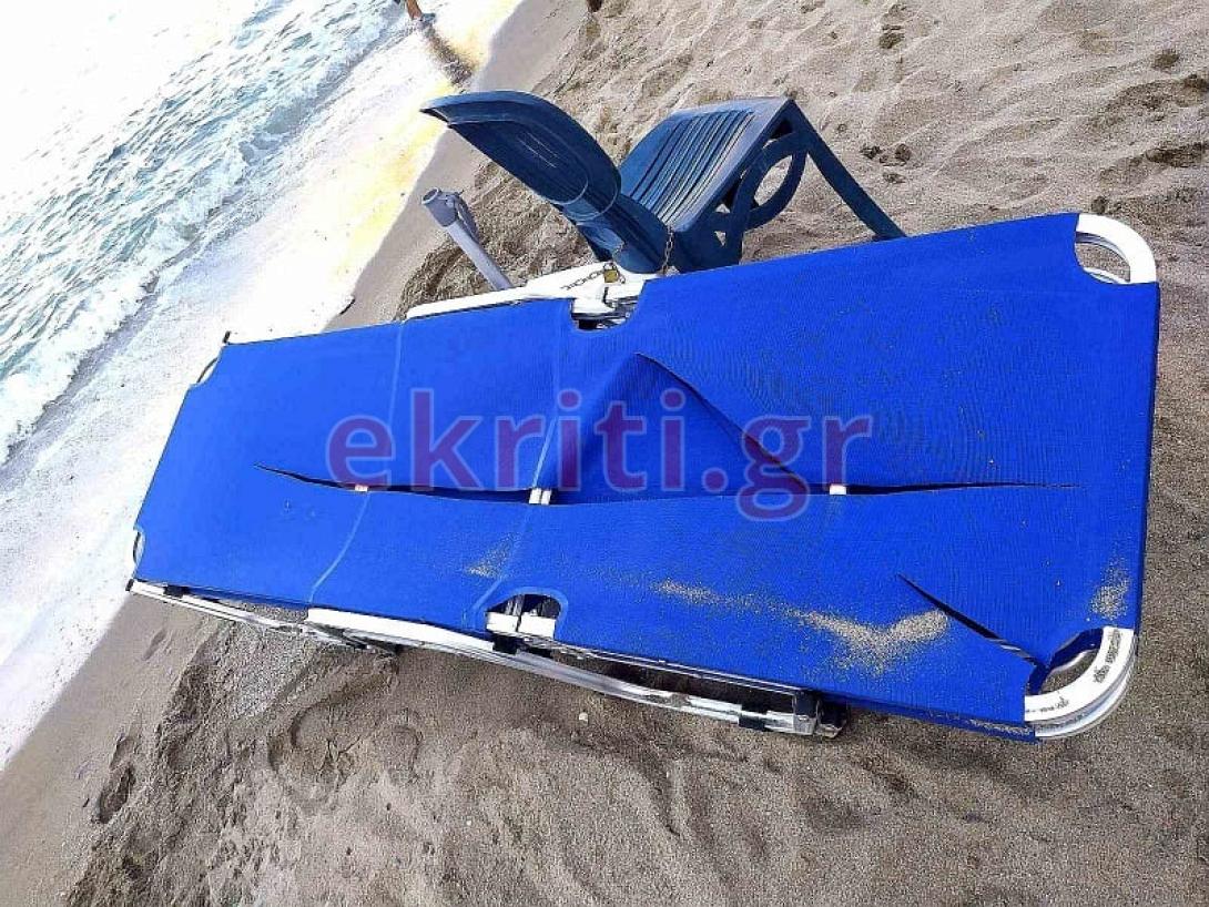 Οι δράστες έσκισαν τις ξαπλώστρες που χρησιμοποιούν οι λουόμενοι.