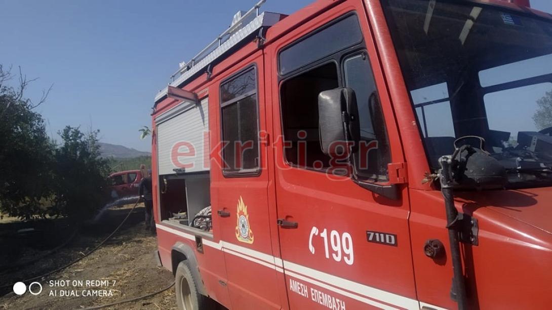 Οχήματα της Πυροσβεστικής έφτασαν άμεσα στο σημείο.