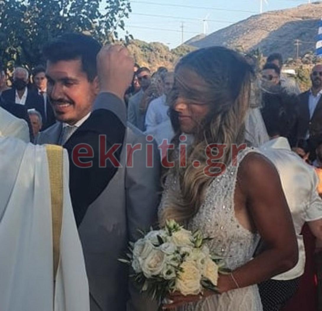 Σε πελάγη ευτυχίας οι νεόνυμφοι και οι οικογένειές τους.