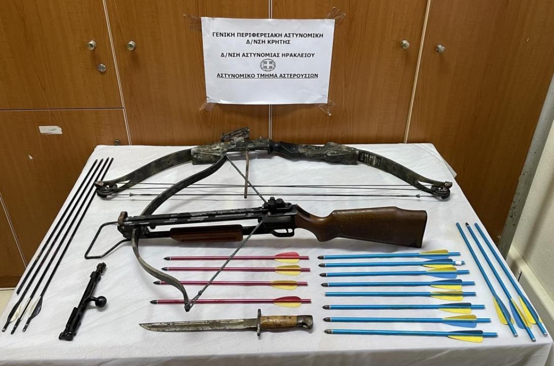 Βαλλίστρα τόξο βέλη και ξιφολόγχη.