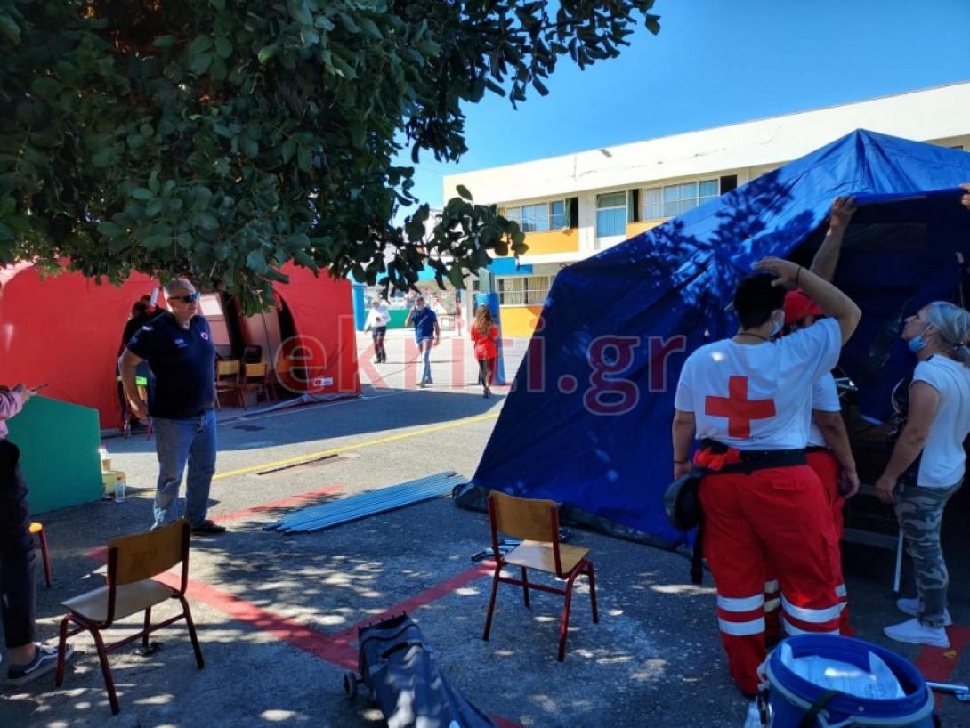 Στήνονται σκηνές στο συντονιστικό κέντρο