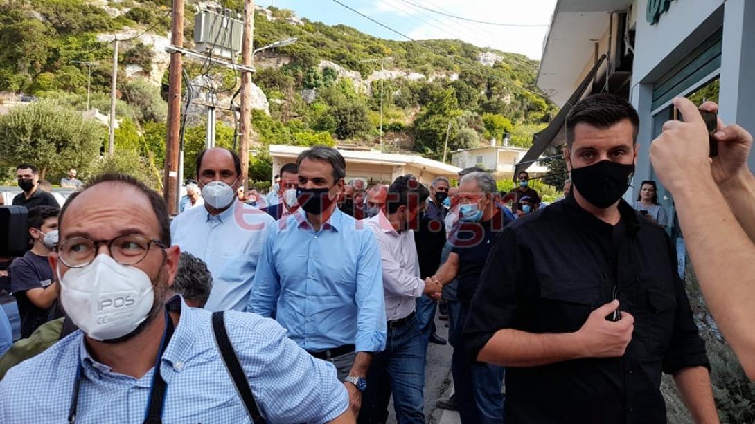 Ο Πρωθυπουργός στην περιοχή όπου έπληξε ο σεισμός.