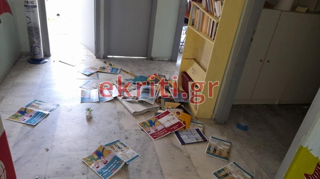 Σεισμός στο Αρκαλοχώρι: Tα ρίχτερ "τίναξαν" τα βιβλία από τα ράφια!